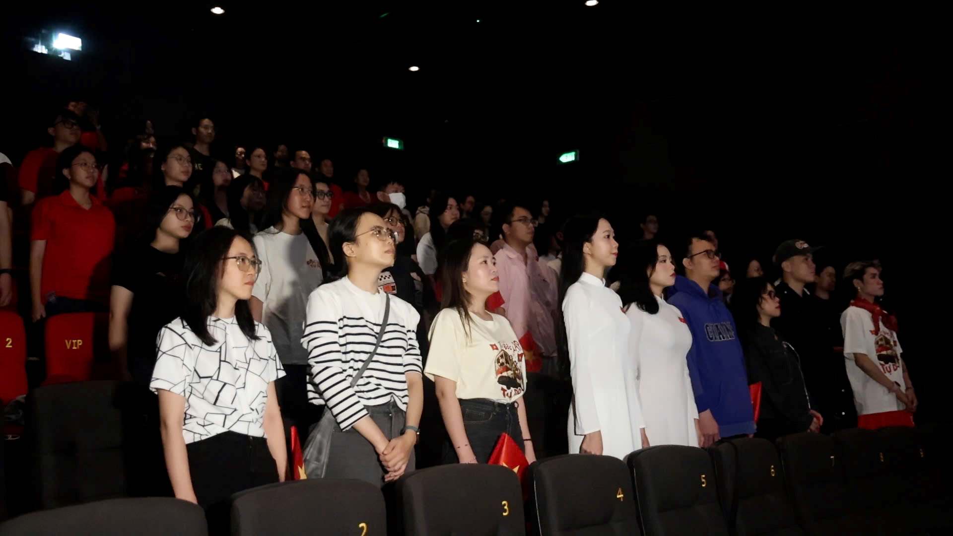Moi nguoi cung nhau thuc hien nghi thuc chao co. Anh: Viet Anh