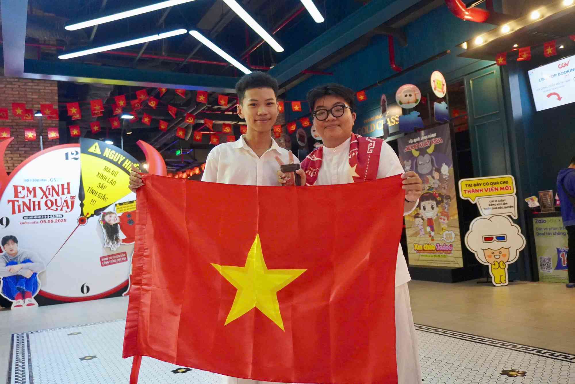 Ban Tran Quoc Quan va Do Nguyen Tu Nhu co mat tai rap phim de xem buoi le. Anh: Viet Anh