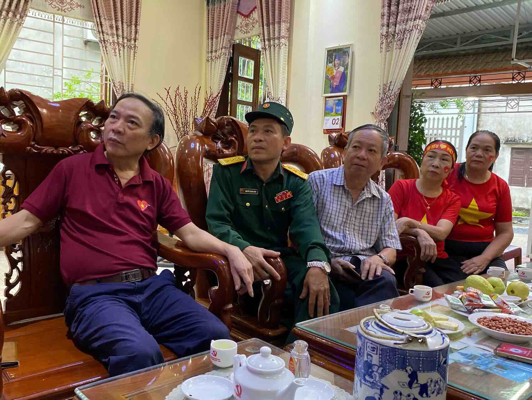 Nhieu nguoi than den chung vui cung gia dinh. Anh: Ngo Hien