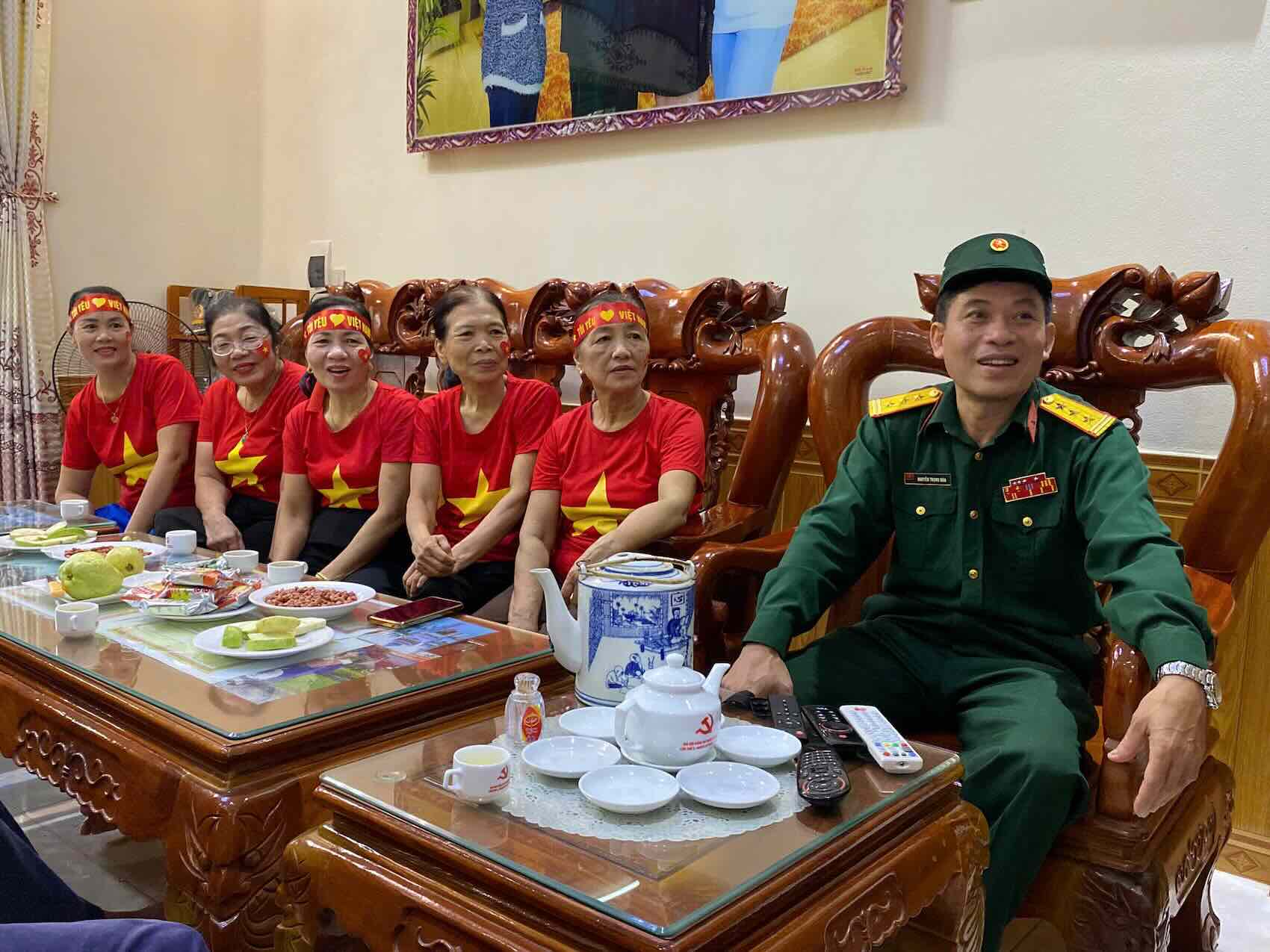 La famille de M. Nguyen Trong Hoa s'est rejouie lorsque sa fille s'est tenue dans le bloc de defile militaire du jour de la fete nationale. Photo : Ngo Hien