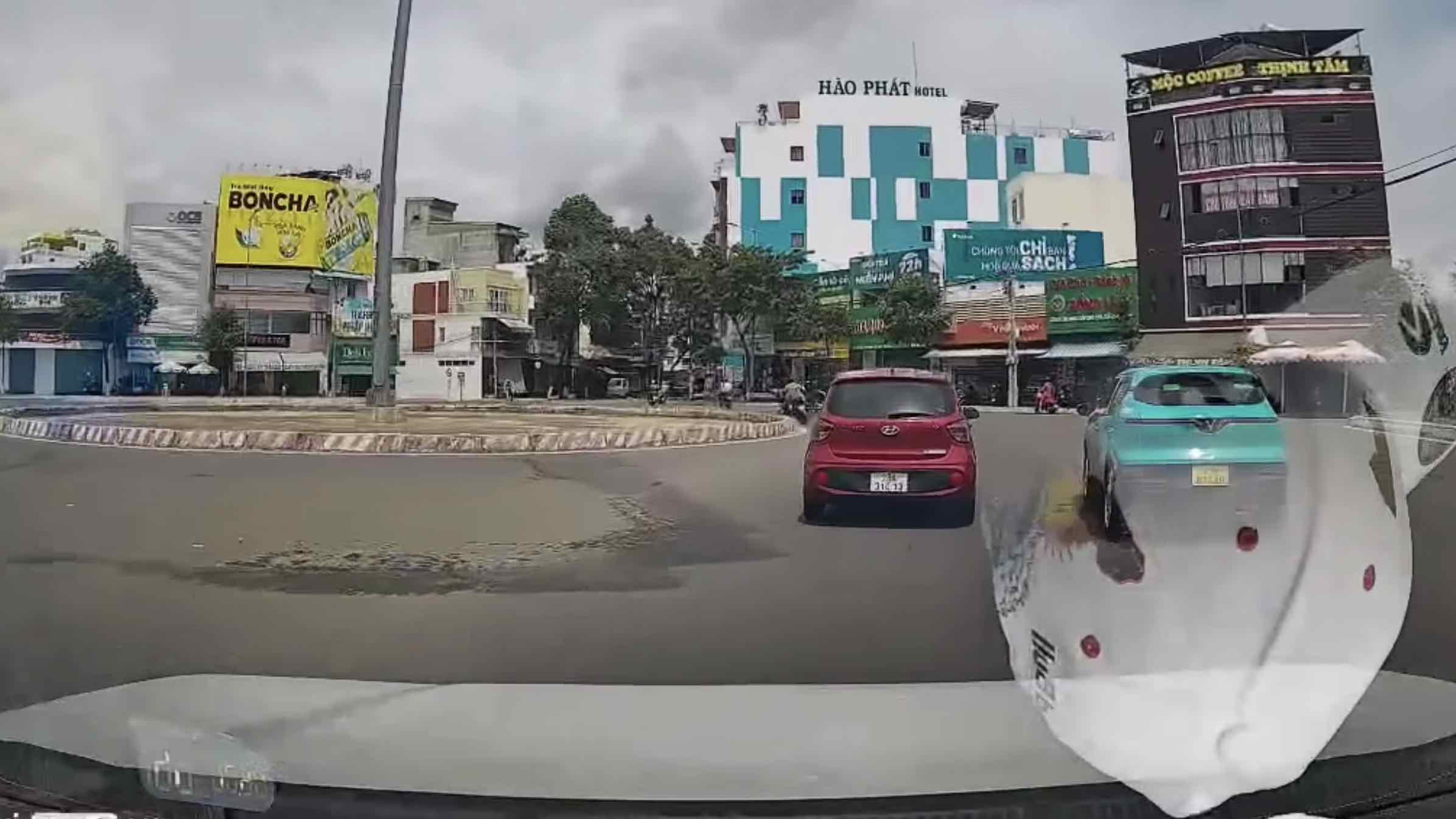 The traffic police have just fined a car driver in Khanh Hoa who overtook the car to the right in violation of regulations. Photo: Traffic Police Department
