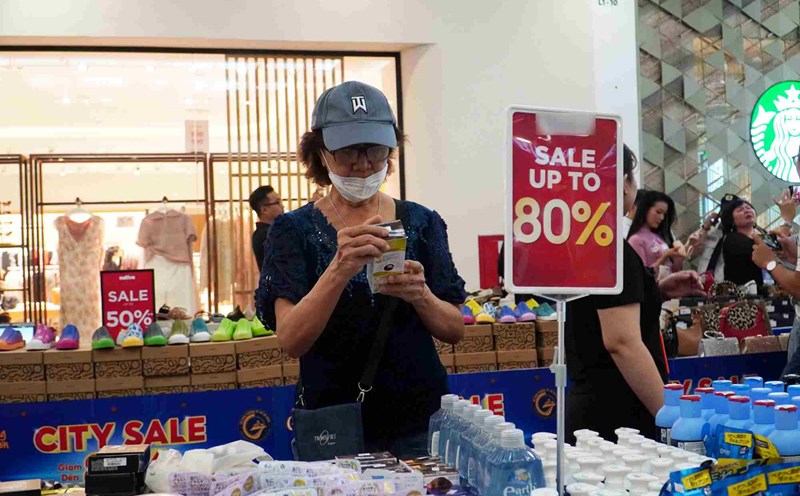 The promotion sales program was organized by Ho Chi Minh City at Ben Thanh Metro Station. Photo: Ngoc Le