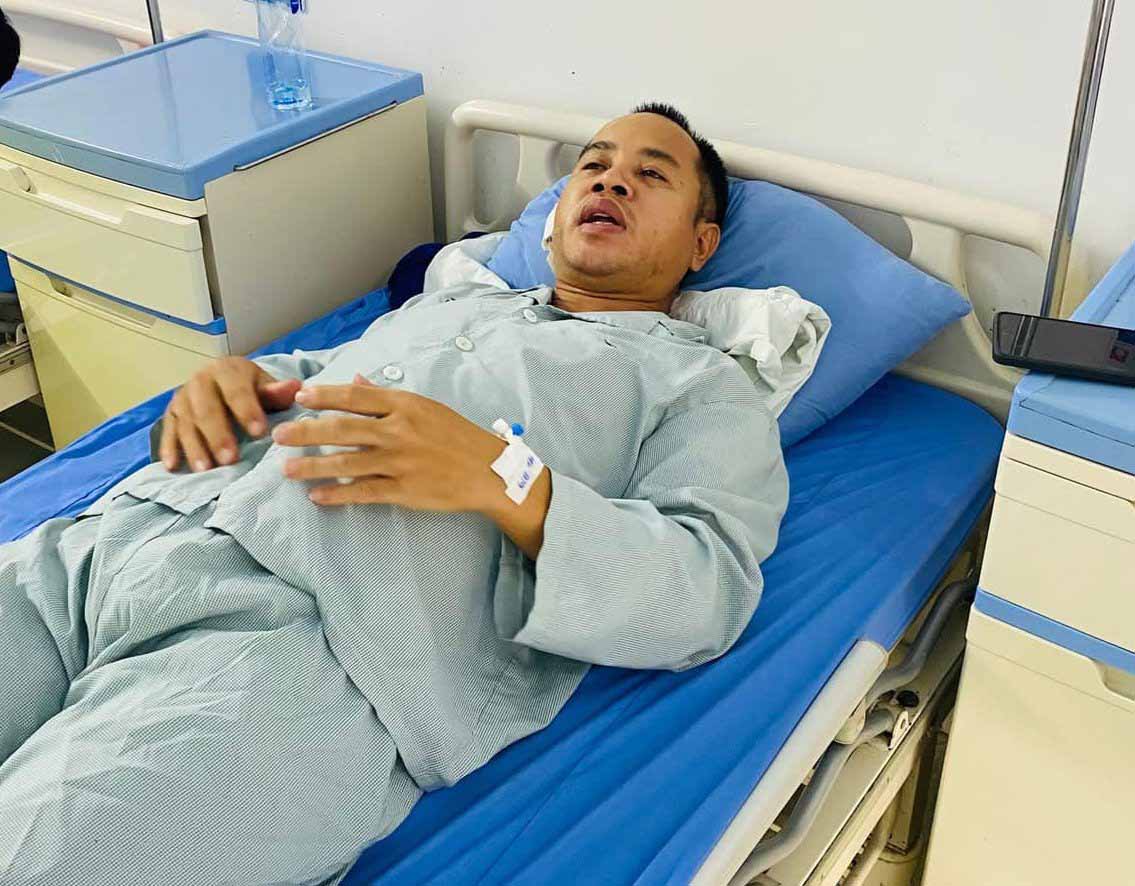 After helping the accident victim, Mr. Vinh was assaulted and had to be hospitalized for treatment. Photo: Character provided