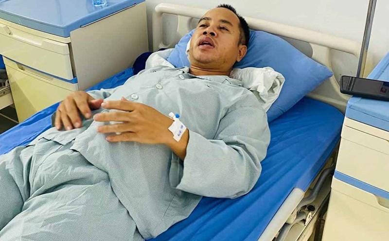 After helping the accident victim, Mr. Vinh was assaulted and had to be hospitalized for treatment. Photo: Character provided