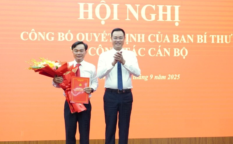 Mr. Nguyen Chien Thang was appointed to hold the position of Deputy Secretary of the Quang Tri Provincial Party Committee. Photo: VGP