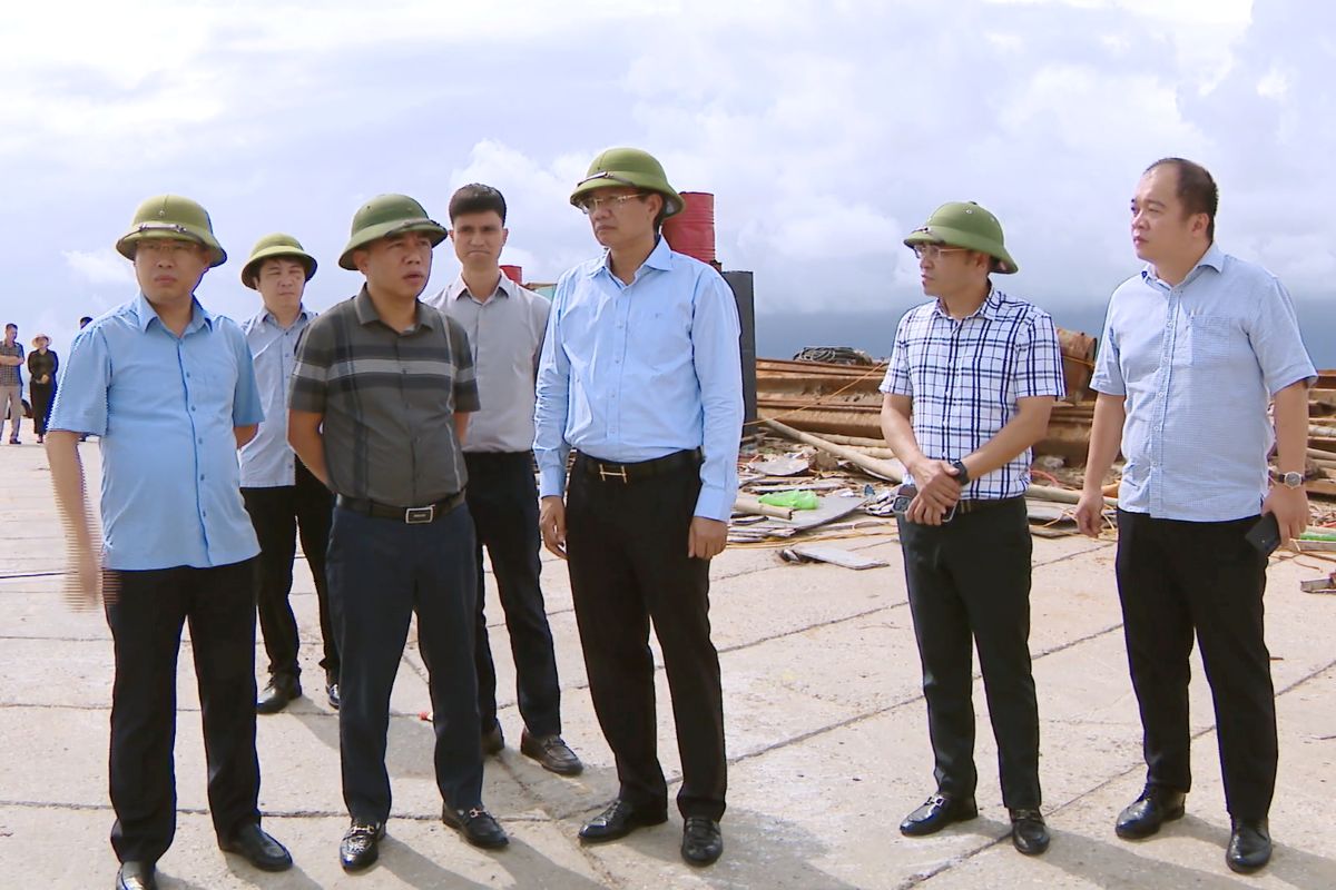 Permanent Vice Chairman of the City People's Committee Le Anh Quan inspected the operation of Dong Bai - Cai Vieng ferry terminal. Photo: Informationbank in Hai Phong