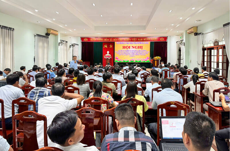 다낭시 인민위원회 사무실은 사회 및 구 수준의 공공 행정 서비스 센터 운영 조직에 대한 직무 교육 회의를 조직합니다. 사진: 다낭시 인민위원회