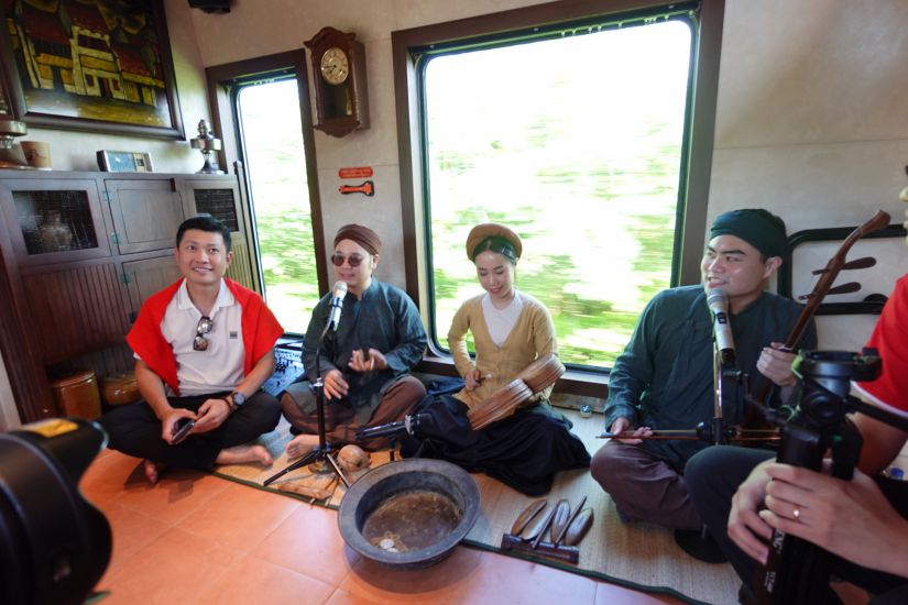 Passengers enjoy traditional art on the 5-door heritage train. Photo: Hong Hanh