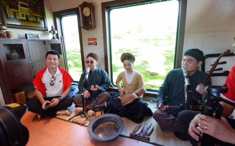 Passengers enjoy traditional art on the 5-door heritage train. Photo: Hong Hanh
