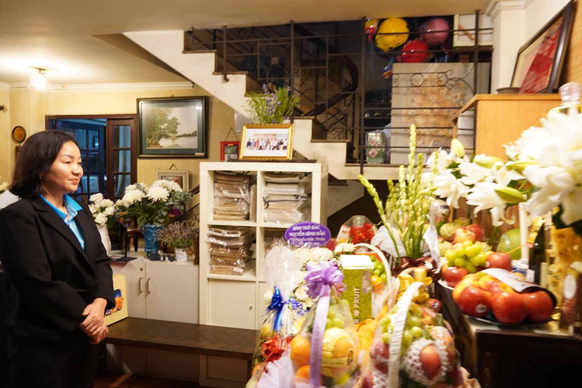 Truong Thi Bich Hanh 여사 - 호치민시 당위원회 상임위원 호치민시 베트남 조국전선위원회 상임 부위원장 - 이 고 Nguyen Dinh Dau 역사 연구가의 첫 번째 기일을 맞아 향을 피우고 추모했습니다. 사진: Anh Hoang