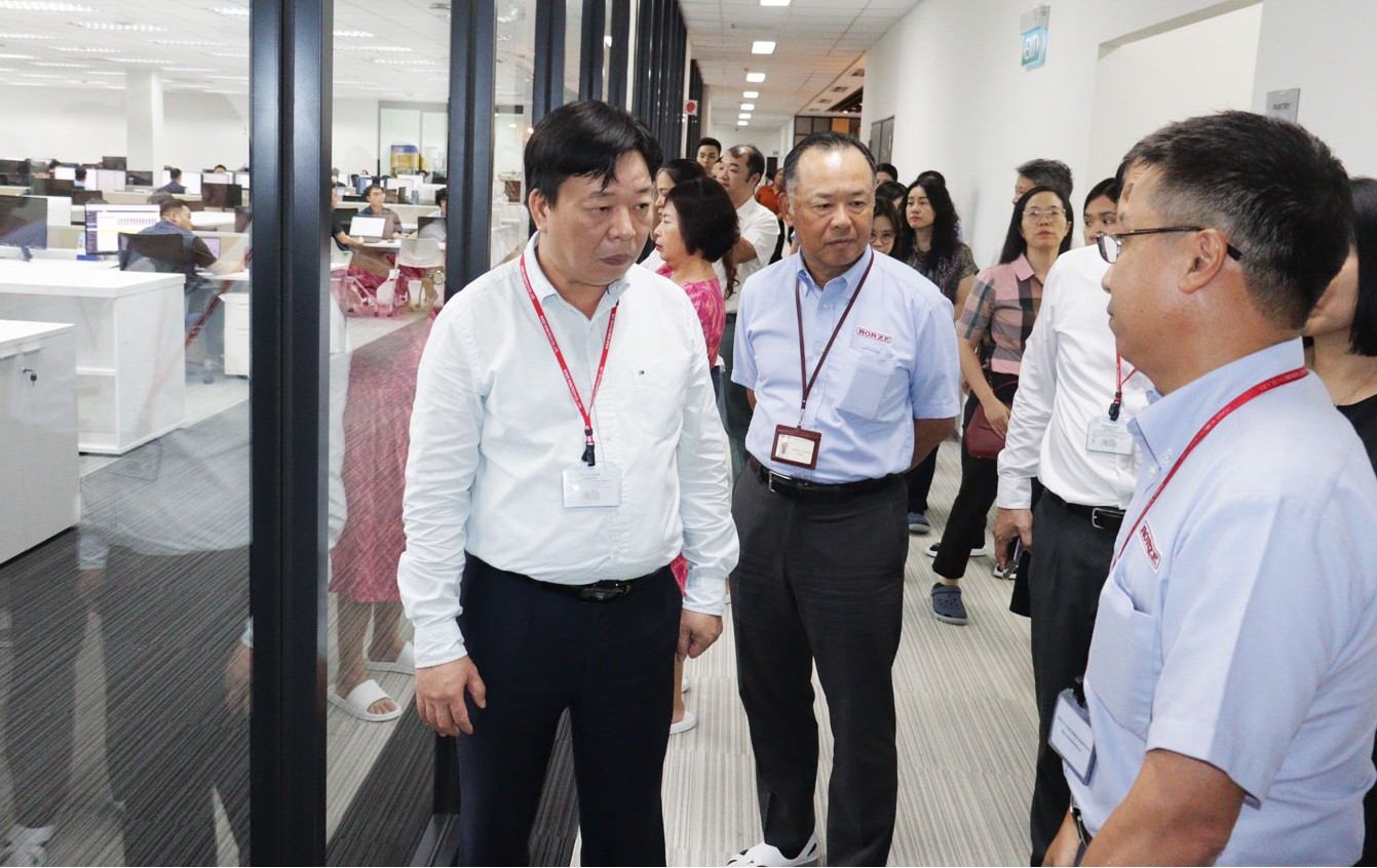 The delegation supervised the implementation of policies and laws for employees at Rorze Robotech Company Limited. Photo: Hai Phong Portal