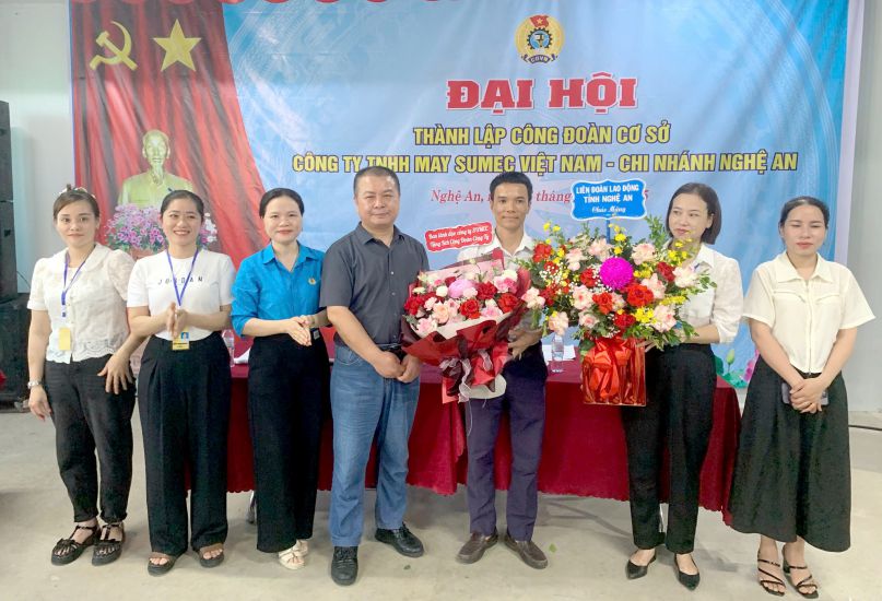 Representative of Nghe An Provincial Federation of Labor congratulated the Executive Committee of the Trade Union of Sumec Vietnam Garment Company Limited - Nghe An Branch. Photo: Hoang Yen
