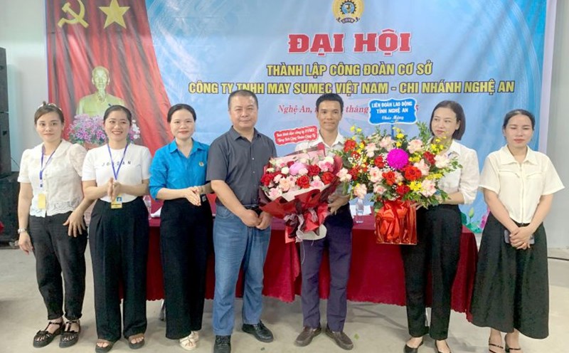 Representative of Nghe An Provincial Federation of Labor congratulated the Executive Committee of the Trade Union of Sumec Vietnam Garment Company Limited - Nghe An Branch. Photo: Hoang Yen