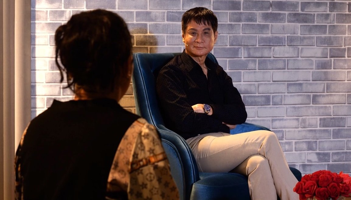 Ms. B shared with director Le Hoang about the divorce. Photo: Jet provided