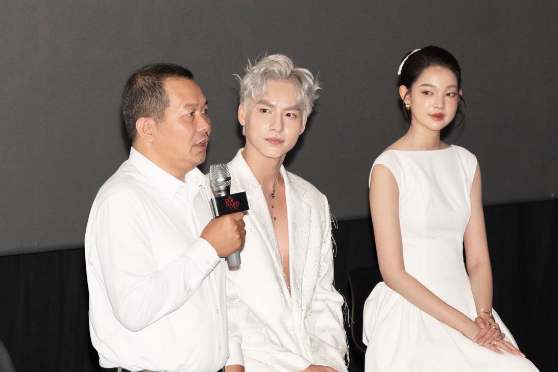 Director Luong Dinh Dung answers the press. Photo: Film crew