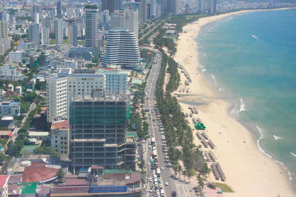 The Chairman of the Da Nang People's Committee directed an early review of the coastal drainage system before the 2025 storm season. Photo: Tran Thi