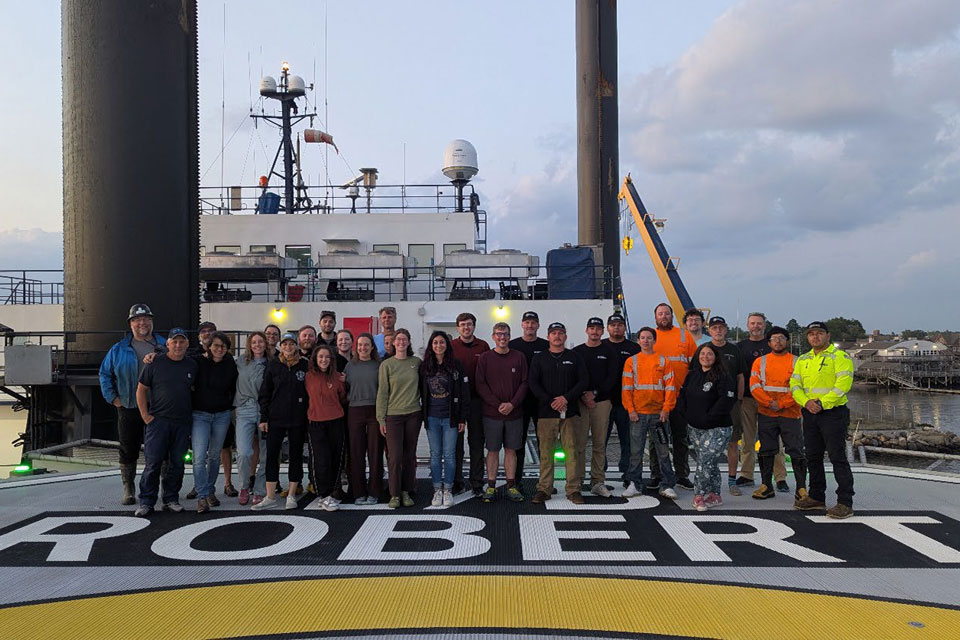 Nhom tham hiem khoa hoc quoc te tren tau nang Liftboat Robert tien hanh khoan tham do duoi day Dai Tay Duong de nghien cuu tang chua nuoc ngot ngam. Nguon: ECORD IODP