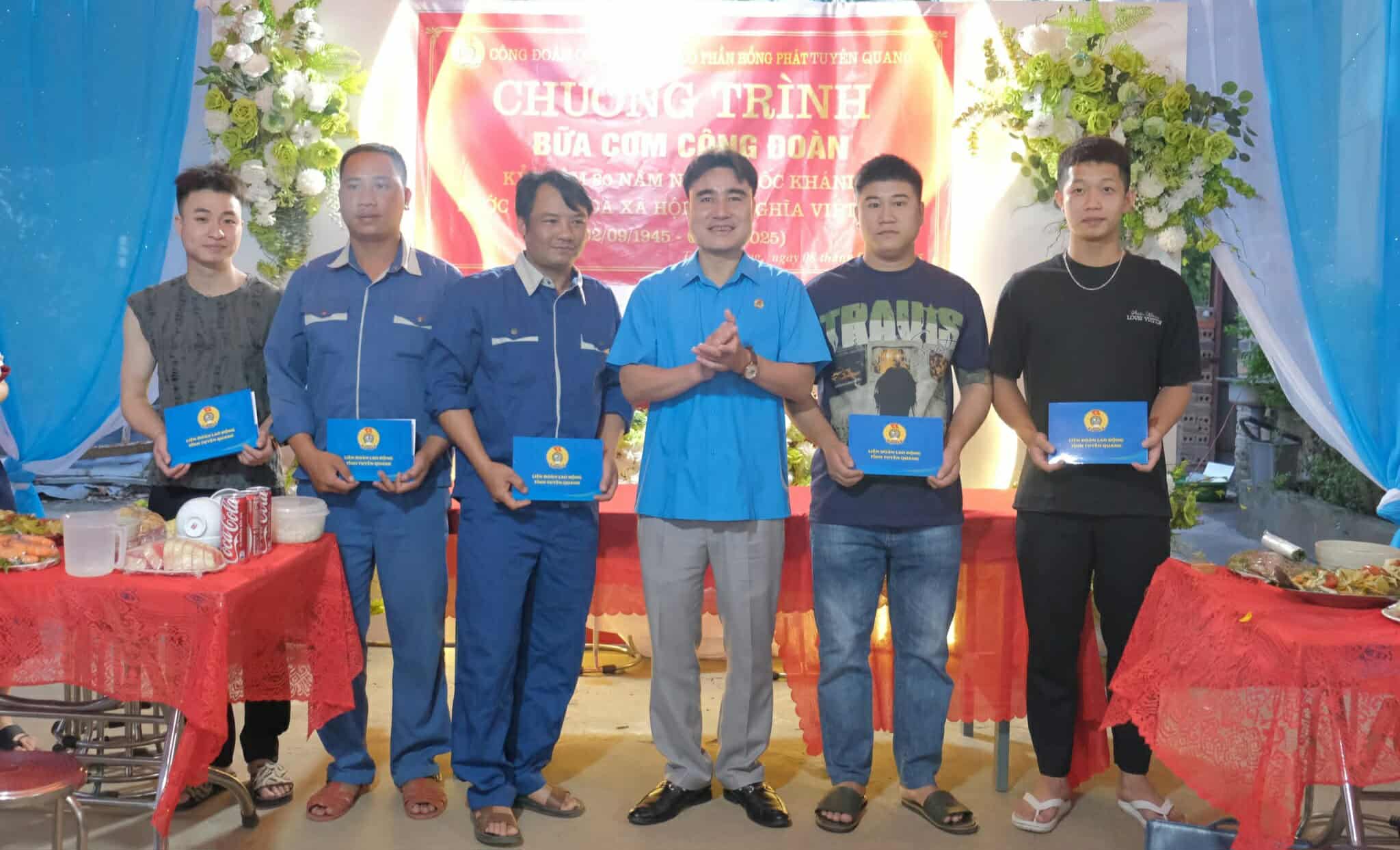 Leaders of Tuyen Quang Provincial Federation of Labor attended the Union Meal and presented gifts to workers. Photo: Tuyen Quang Trade Union
