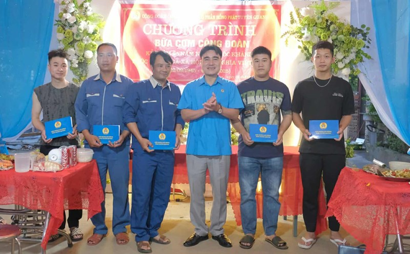 Leaders of Tuyen Quang Provincial Federation of Labor attended the Union Meal and presented gifts to workers. Photo: Tuyen Quang Trade Union
