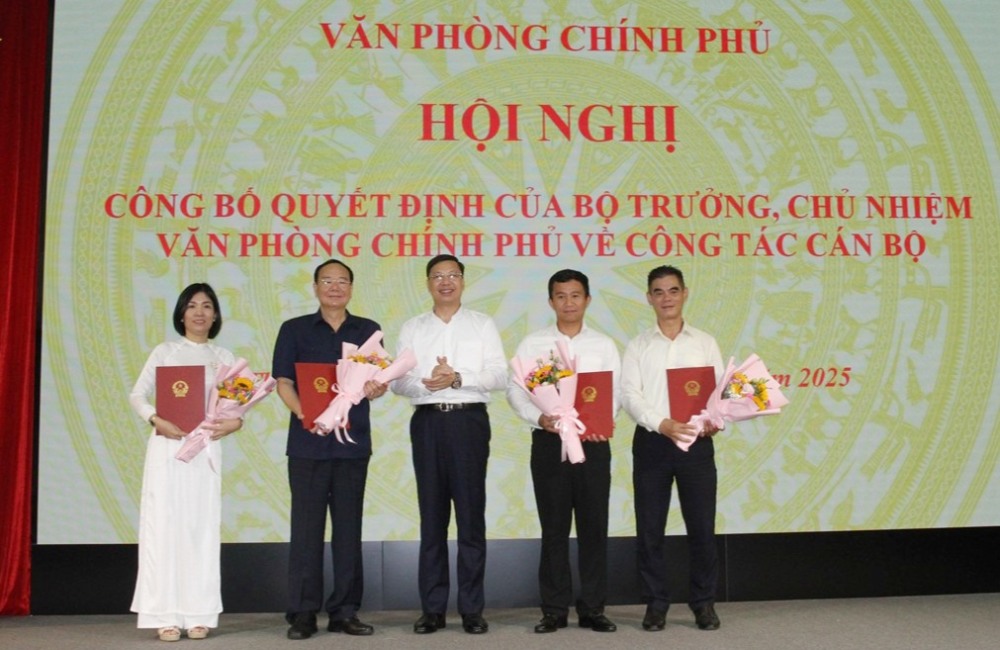 Deputy Head of the Government Office Pham Manh Cuong presented the appointment decision of the Minister and Head of the Government Office to the leaders of the Department of Management and Finance. Photo: VGP/Le Anh