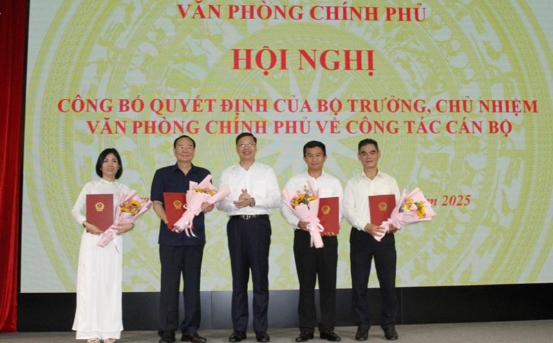 Deputy Head of the Government Office Pham Manh Cuong presented the appointment decision of the Minister and Head of the Government Office to the leaders of the Department of Management and Finance. Photo: VGP/Le Anh