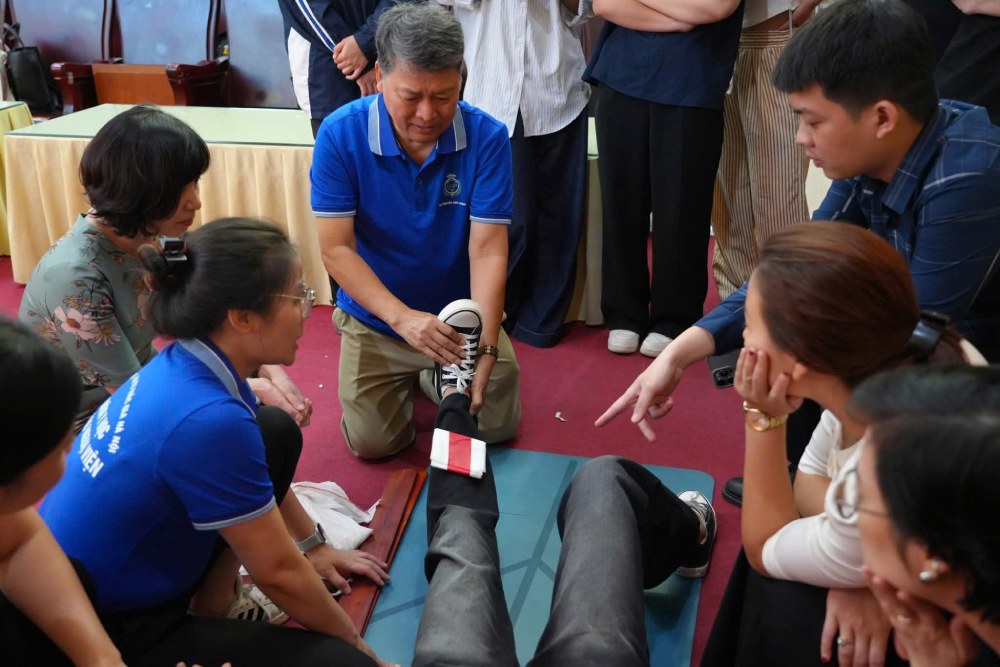 Hon 200 doan vien, sinh vien Truong Dai hoc Khoa hoc Xa hoi va Nhan van duoc cac bac si cua Truong Dai hoc Y Duoc tap huan ky nang so cap cuu thuong gap. Anh: Thu Hang