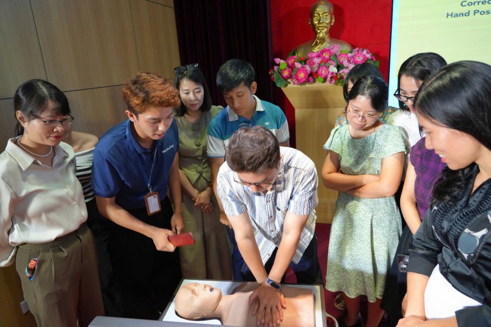 More than 200 union members and students of the University of Social Sciences and Humanities were trained by doctors of the University of Medicine and Pharmacy in common first aid skills. Photo: Thu Hang