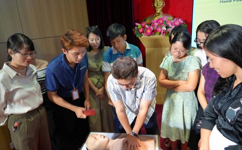 More than 200 union members and students of the University of Social Sciences and Humanities were trained by doctors of the University of Medicine and Pharmacy in common first aid skills. Photo: Thu Hang