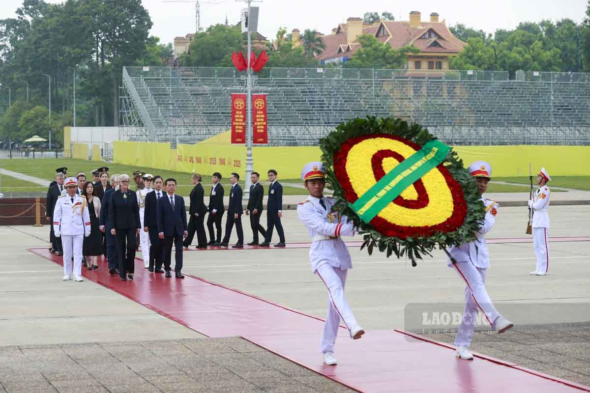 Toan quyen Australia Sam Mostyn va Phu quan cung doan dai bieu den dat vong hoa va vao Lang vieng Chu tich Ho Chi Minh. Anh: Hai Nguyen