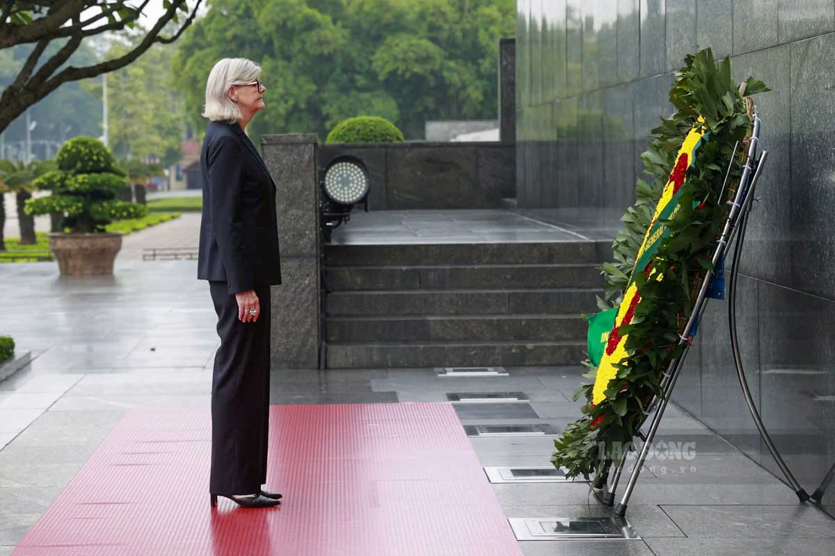 Toan quyen Australia Sam Mostyn dat vong hoa vieng Chu tich Ho Chi Minh. Anh: Hai Nguyen