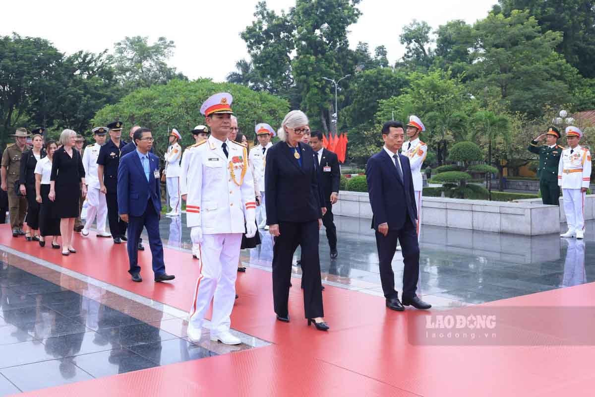 Toan quyen Australia Sam Mostyn va Phu quan cung doan dai bieu vieng Tuong dai Liet si. Anh: Hai Nguyen