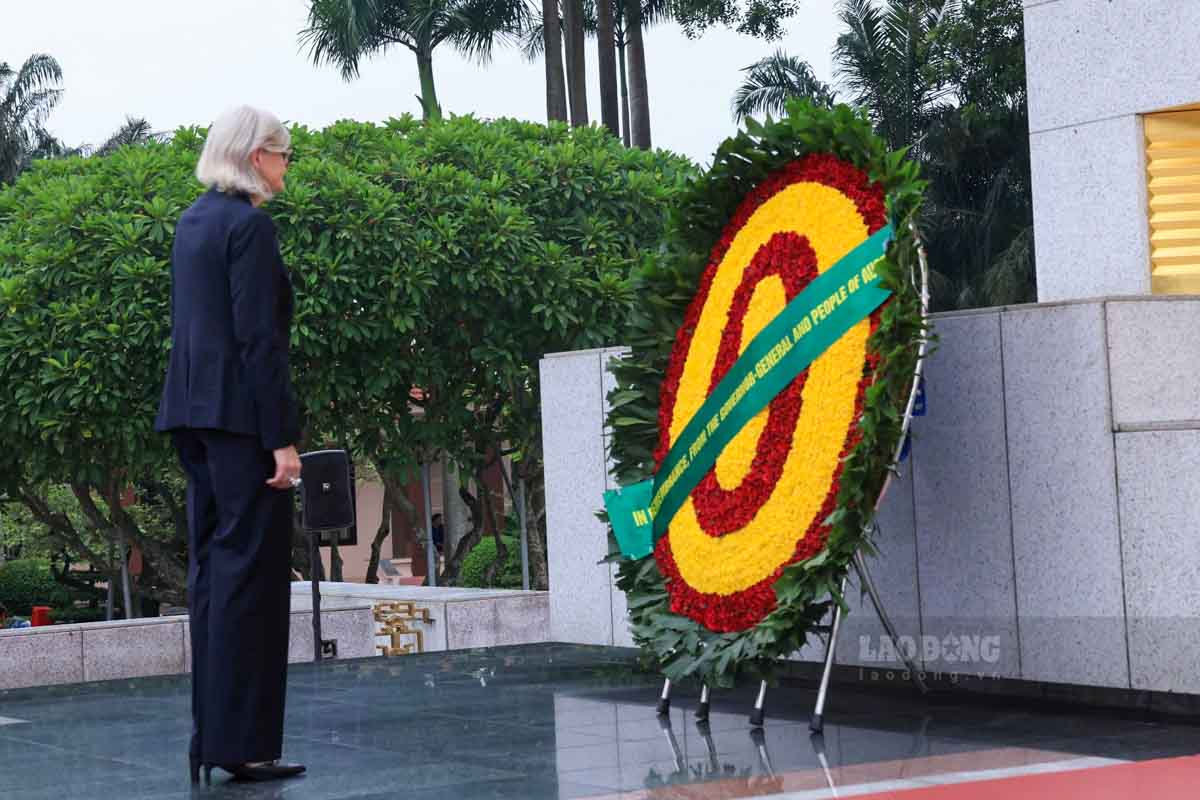 Toan quyen Australia Sam Mostyn va Phu quan cung doan dai bieu kinh can tuong niem Chu tich Ho Chi Minh. Anh: Hai Nguyen