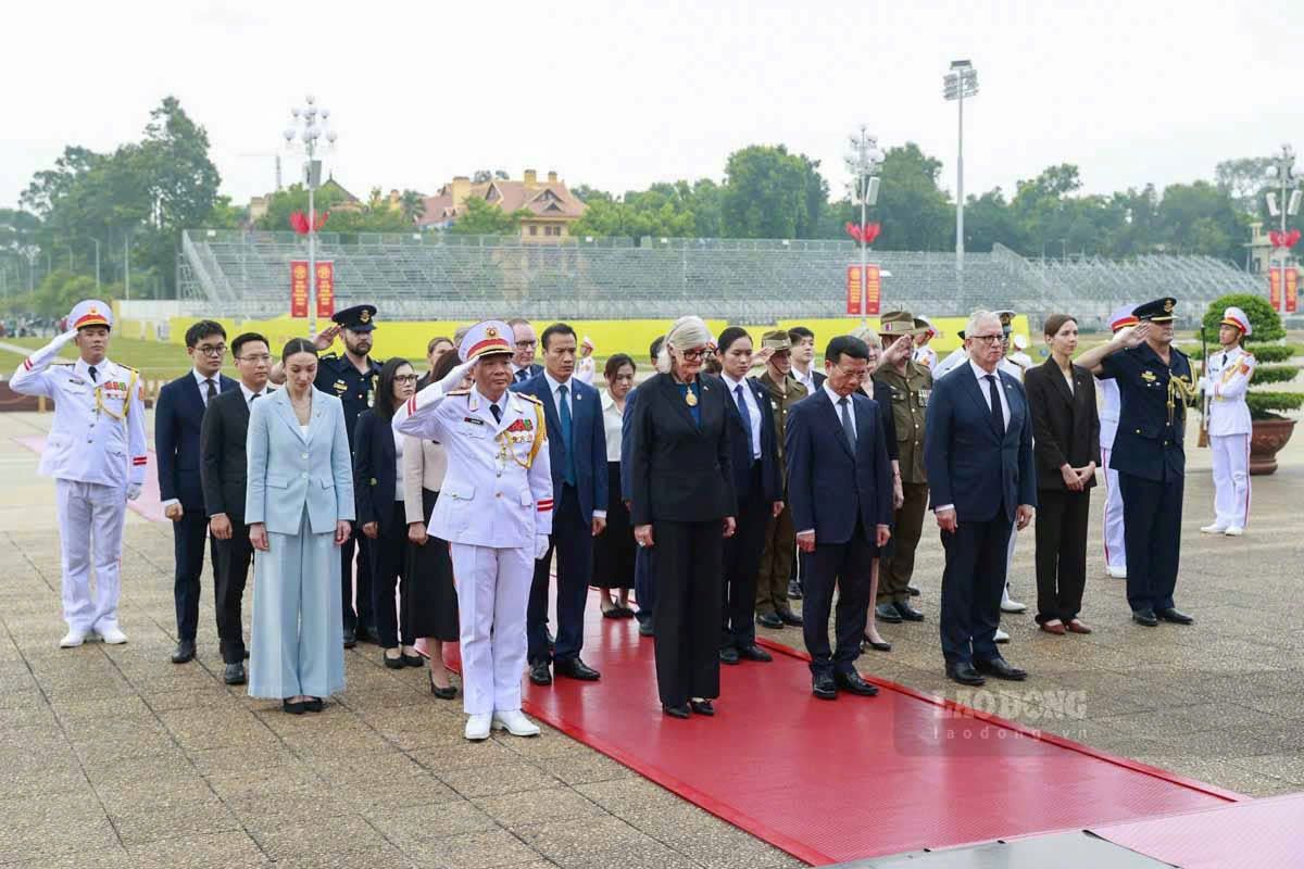 Australian Governor Sam Mostyn and his wife and the delegation respectfully commemorated President Ho Chi Minh. Photo: Hai Nguyen