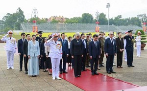 Toàn quyền Australia vào Lăng viếng Chủ tịch Hồ Chí Minh