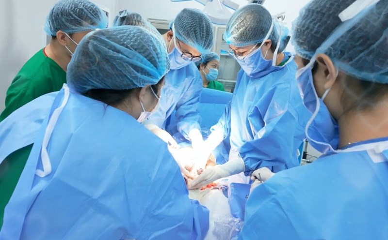 Doctors at Hai Phong Obstetrics and Gynecology Hospital promptly performed emergency surgery on cases of umbilical cord knots. Photo: Hai Phong Department of Health Portal