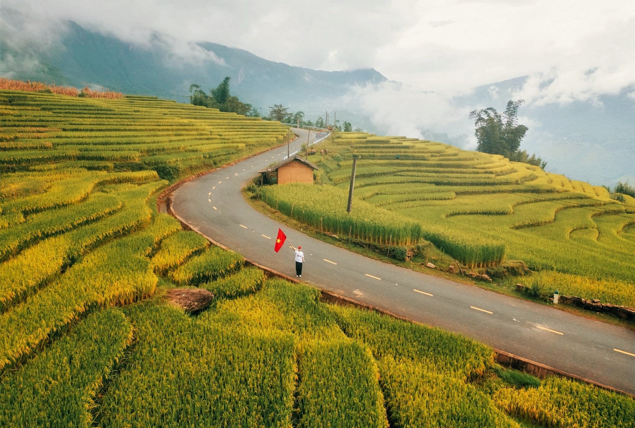 Doan duong uon cong mem mai nay la dia diem check-in cua rat nhieu du khach va nhiep anh gia vi vua bao quat duoc ca nui, may va lua trong mot khung hinh.