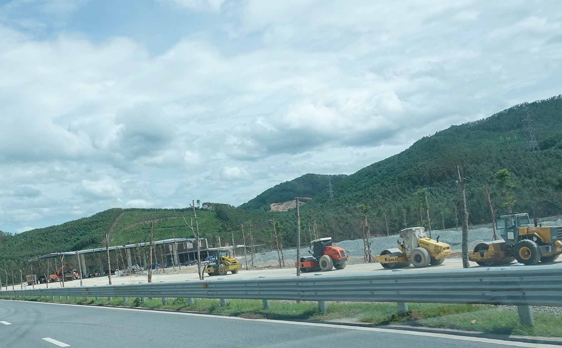 Machinery is concentrating on construction at the rest stop project on Ham Nghi - Vung Ang expressway in Cam Hung commune, Ha Tinh province. Photo: Tran Tuan.
