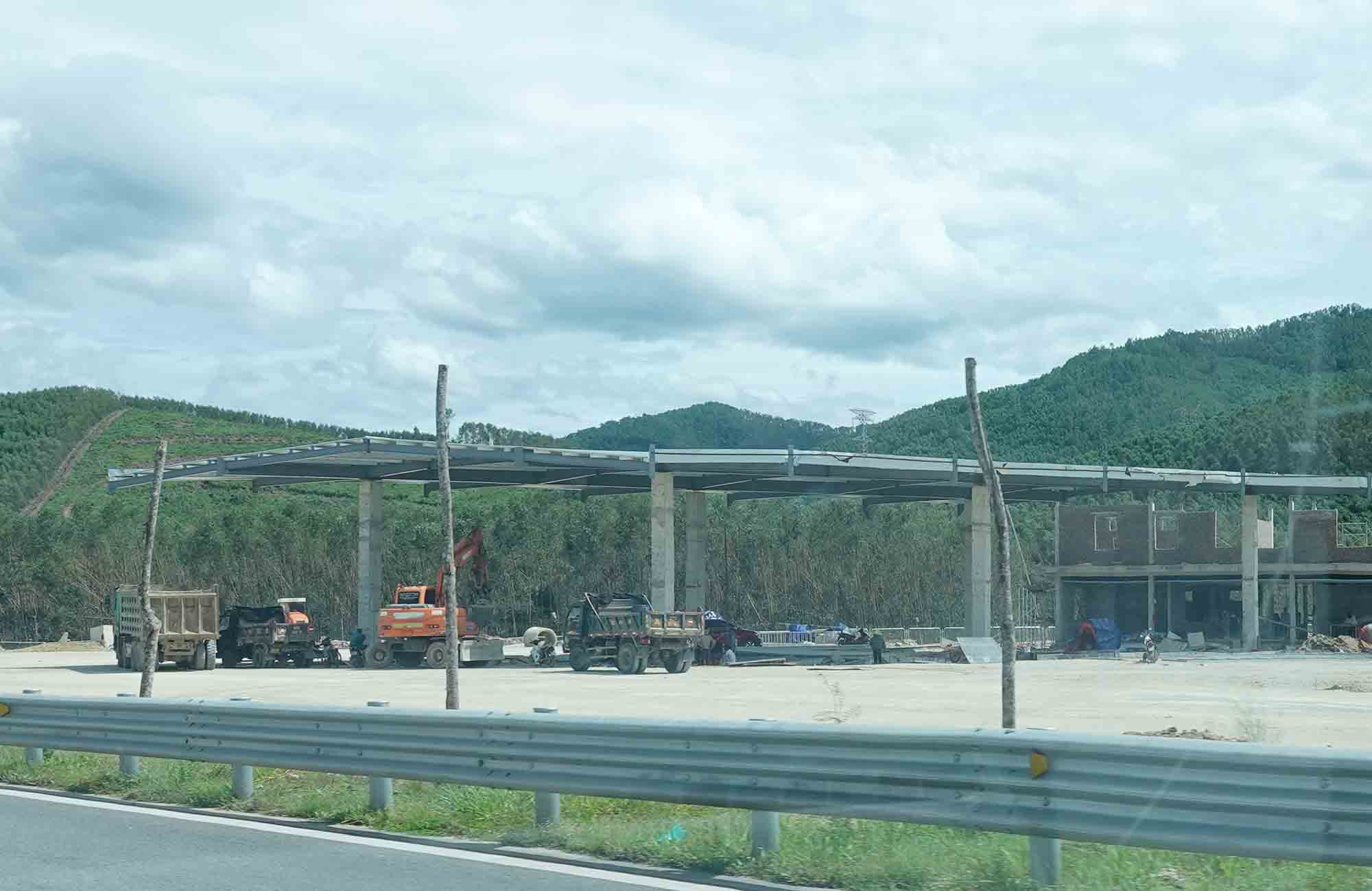Cua hang xang dau va khu nha ve sinh o Tram dung nghi tai xa Cam Hung da co ban hoan thanh. Anh: Tran Tuan.
