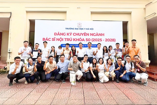 GS Nguyen Duy Anh don cac bac si noi tru moi cua chuyen nganh san phu khoa. Anh: BVCC