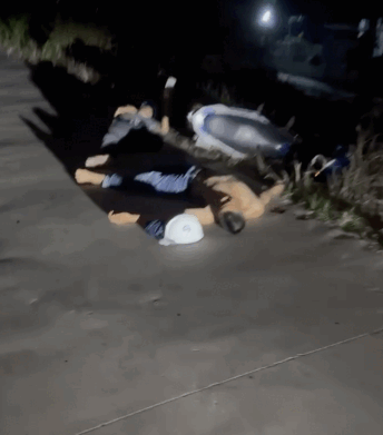 Hiện trường vụ tai nạn trước khi 2 anh em anh Vĩnh đến cứu giúp. Ảnh: Cắt từ clip người dân cung cấp