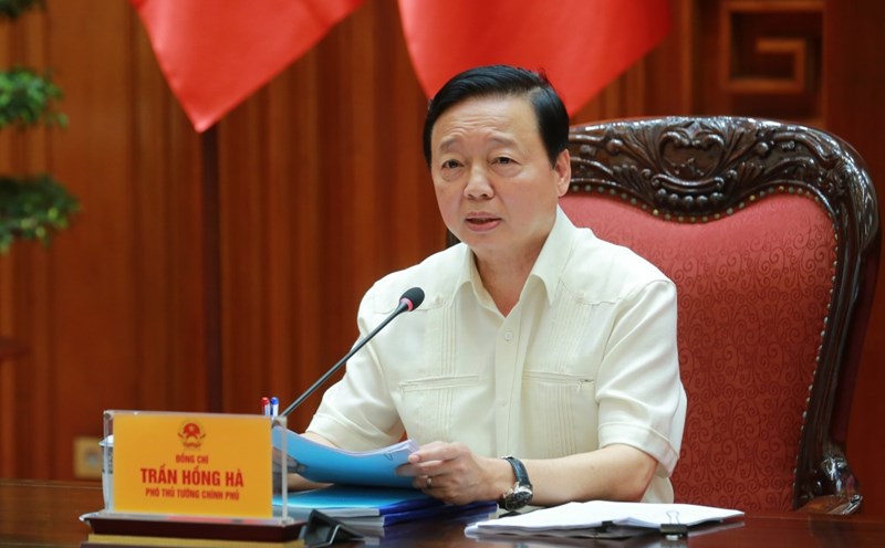 Deputy Prime Minister Tran Hong Ha emphasized that in the long term, it is necessary to move towards a unified land price based on land data. Photo: VGP