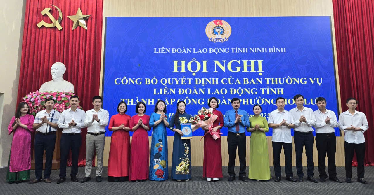 Leaders of the Ninh Binh Provincial Federation of Labor presented the decision and presented flowers to congratulate the Hoa Lu Ward Union Executive Committee. Photo: Dieu Anh