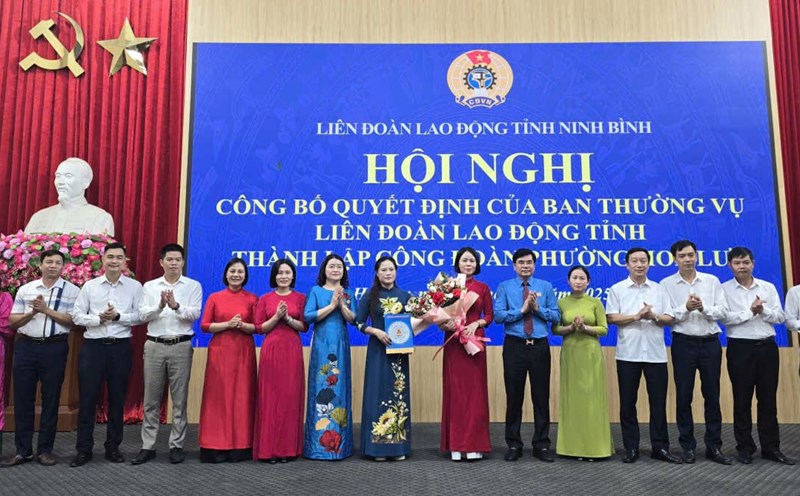 Leaders of the Ninh Binh Provincial Federation of Labor presented the decision and presented flowers to congratulate the Hoa Lu Ward Union Executive Committee. Photo: Dieu Anh