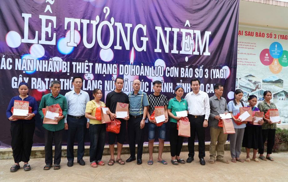 Tang qua cho nguoi dan Lang Nu. Anh: Trong Diem