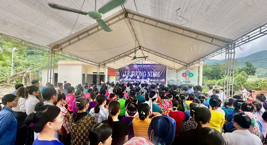 Commemorating the people of Lang Nu who died due to natural disasters. Photo: Trong Diem