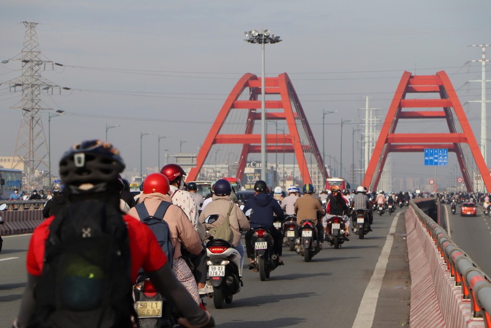 Xe may van duoc luu thong tu cau Binh Loi xuong cau Binh Trieu. Anh: Anh Tu