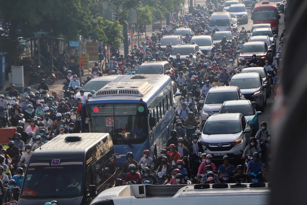 Luong phuong tien tren duong Pham Van Dong lien tuc don ve huong Quoc lo 13. Anh: Anh Tu