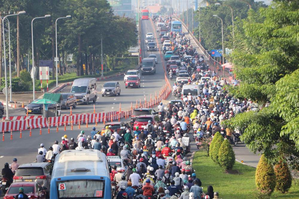 Loi len cau Binh Trieu 2 un u keo dai ca cay so, dac biet la vao gio di lam buoi sang. Anh: Anh Tu