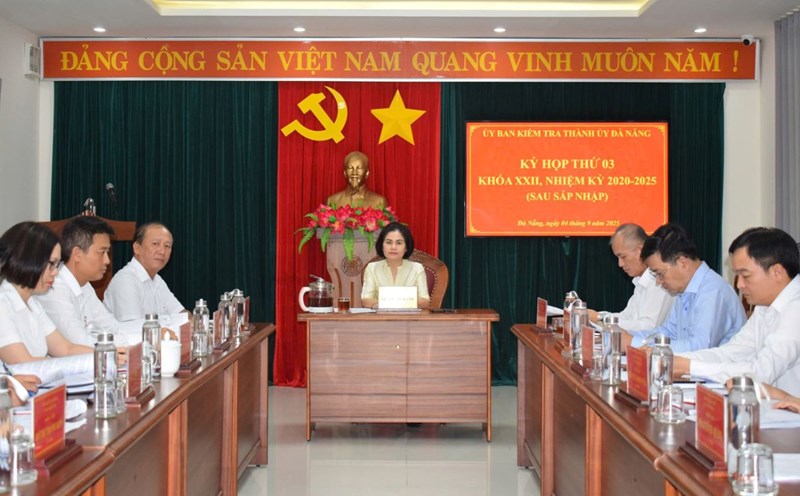 The Da Nang City Party Committee's Inspection Committee held its third meeting after merging with Quang Nam to consider disciplining officials who violated the law. Photo: Da Nang City Party Committee Office