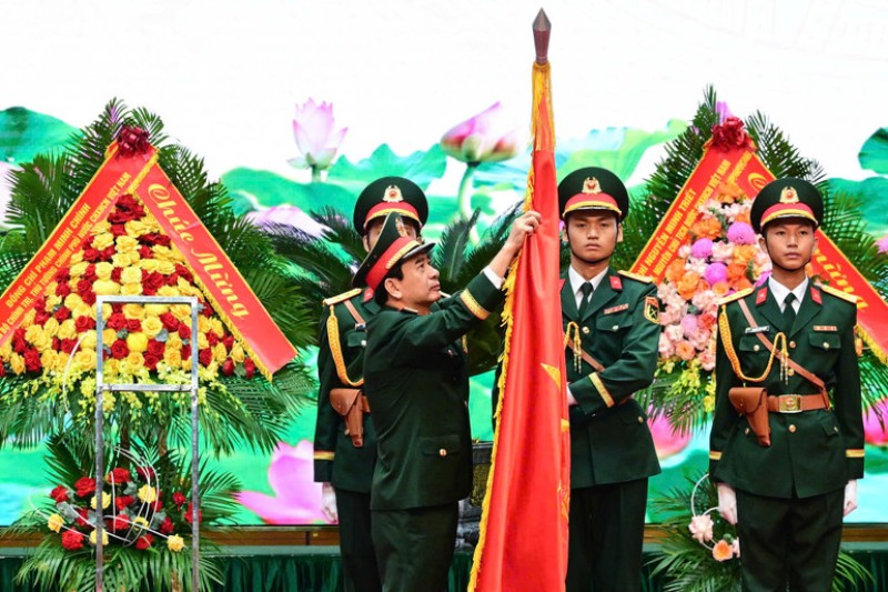 국가 주석의 위임을 받아 판 반 지앙 대장 - 정치국 위원 국방부 장관이 정부 암호위원회의 전통 깃발에 인민 무장 영웅 칭호를 수여했습니다. 사진: 테 다이